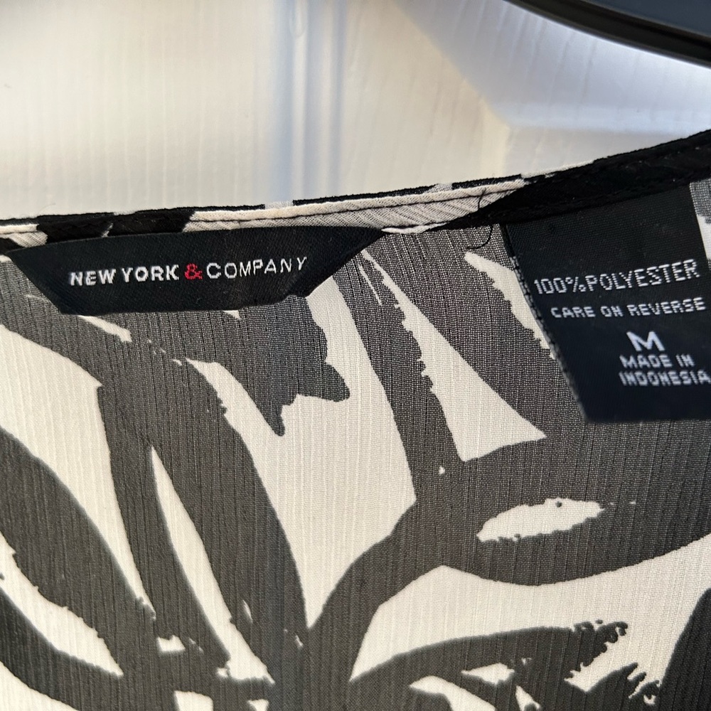 New York & Company cover up; Polyester; Size Medium; V-neck - Picture 3 of 3